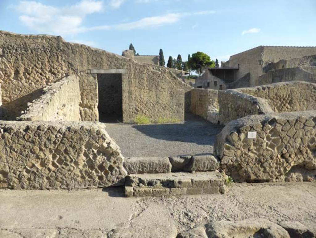 Ins VI,3 Herculaneum, September 2015. Looking east through entrance doorway.